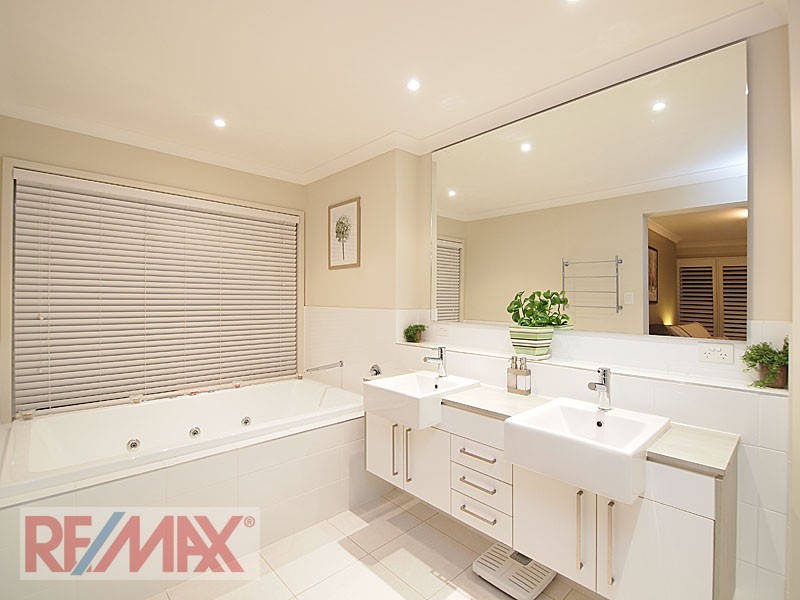 7 Crossing Drive, Eatons Hill QLD 4037