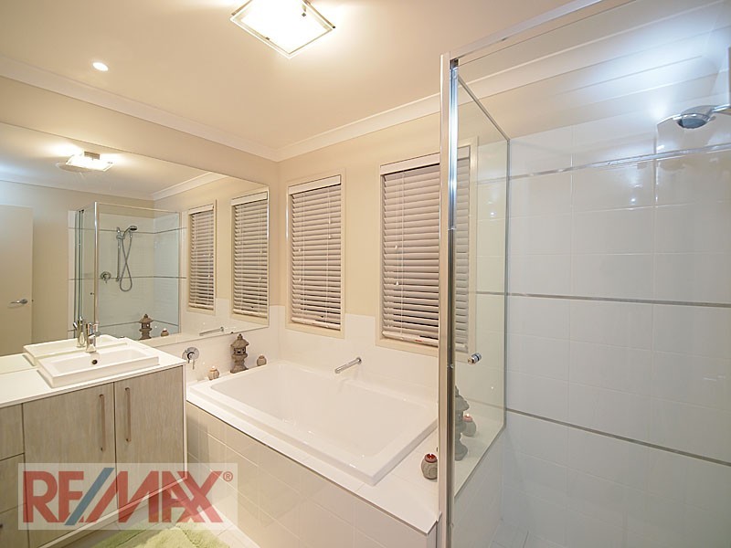 7 Crossing Drive, Eatons Hill QLD 4037