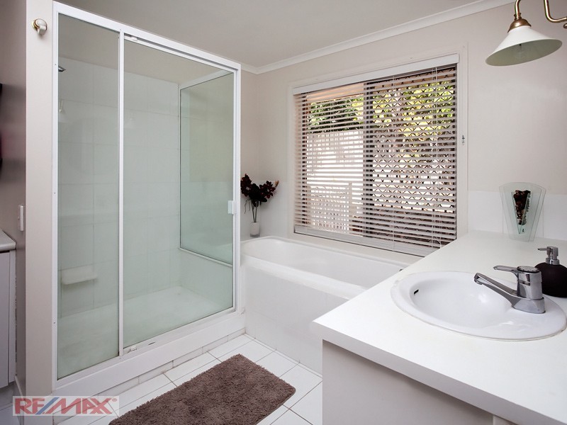 9 Gum Leaf Crt, Albany Creek QLD 4035