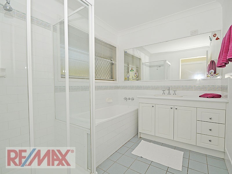 38 Hillenvale Ave, Arana Hills QLD 4054