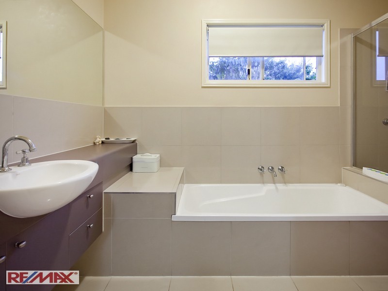 8 Brussels Avenue, Morningside QLD 4170