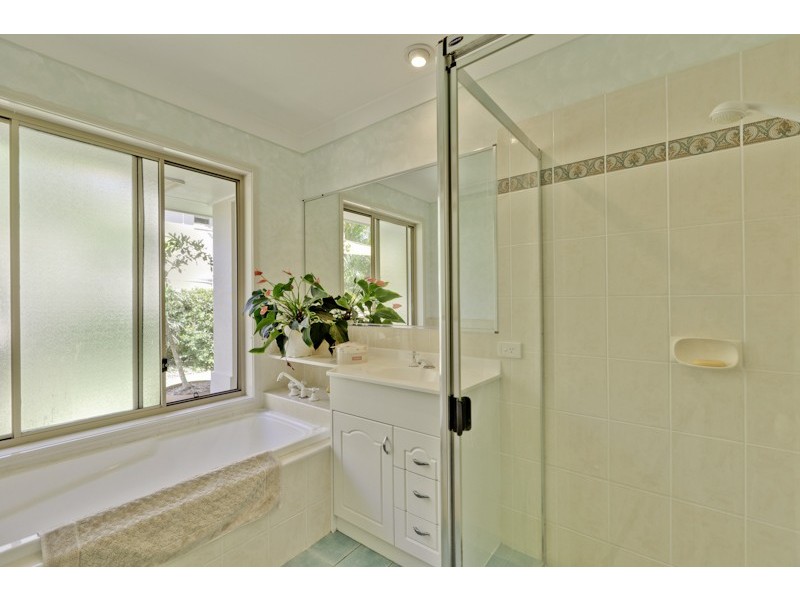 2 Boccaccio Crt, Mountain Creek QLD 4557