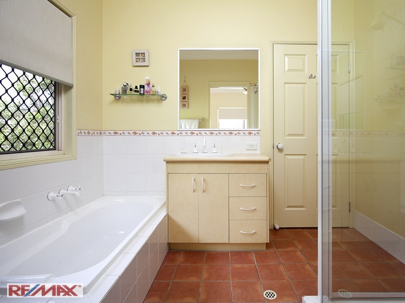 121  Saraband Drive, Eatons Hill QLD 4037