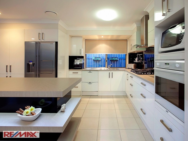 4 FLEETWING AVE, Newport QLD 4020