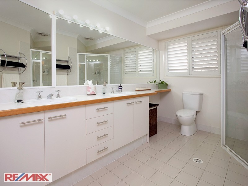 4 FLEETWING AVE, Newport QLD 4020