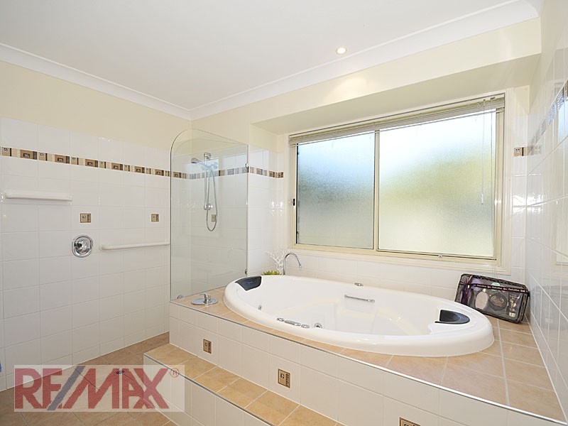 4 Starina Ct, Eatons Hill QLD 4037