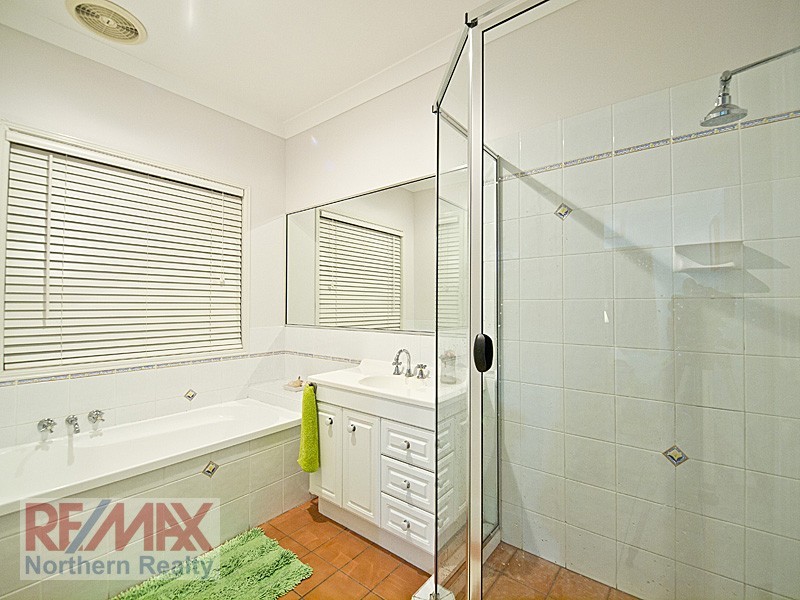 111 Saraband Dve, Eatons Hill QLD 4037