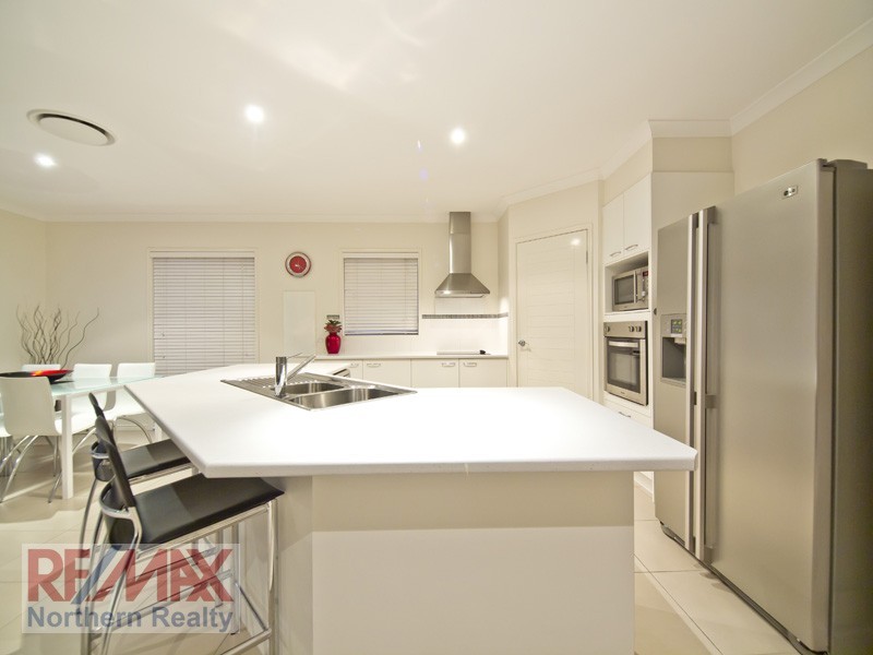 27 Crossing Drive, Eatons Hill QLD 4037