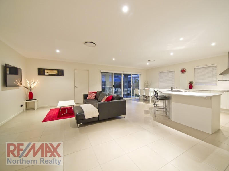 27 Crossing Drive, Eatons Hill QLD 4037