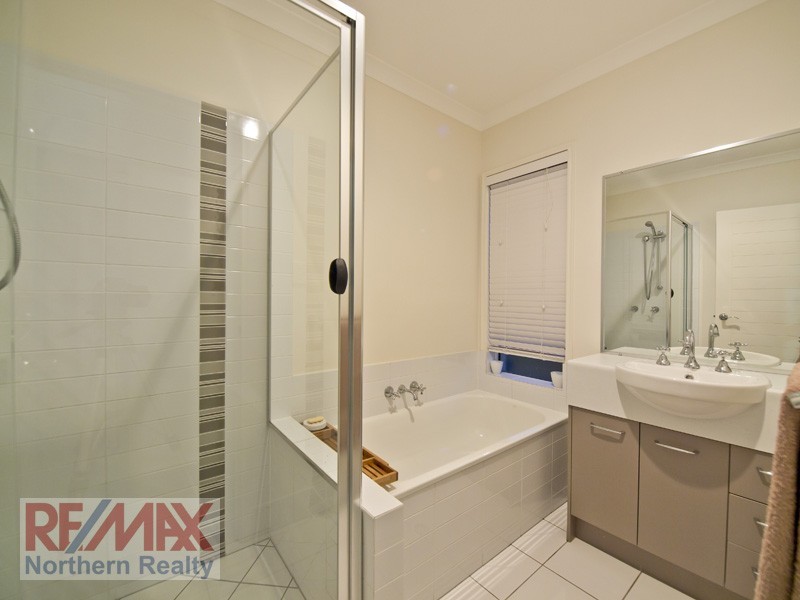 27 Crossing Drive, Eatons Hill QLD 4037