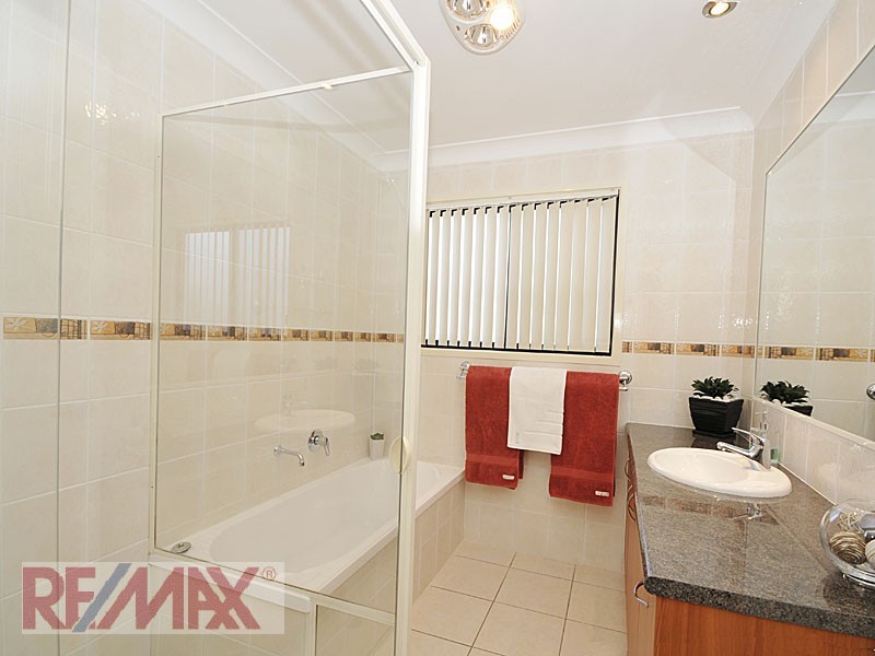 2 Amorosa Ct, Eatons Hill QLD 4037