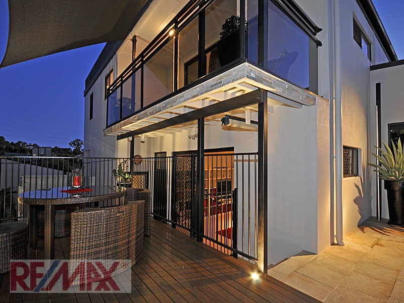 2 Amorosa Ct, Eatons Hill QLD 4037