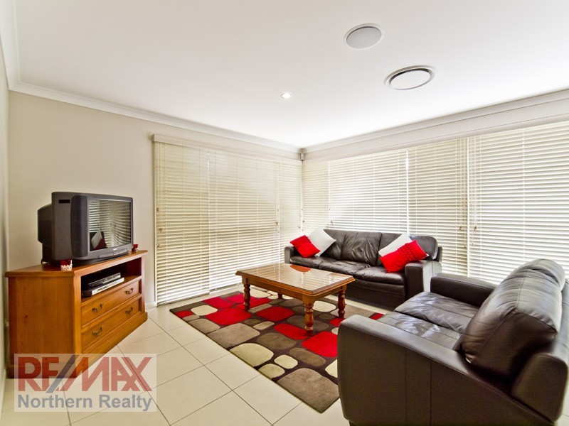 12 Crossing Drive, Eatons Hill QLD 4037