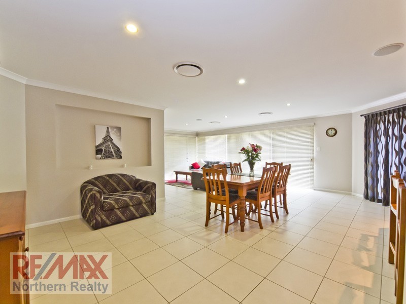 12 Crossing Drive, Eatons Hill QLD 4037