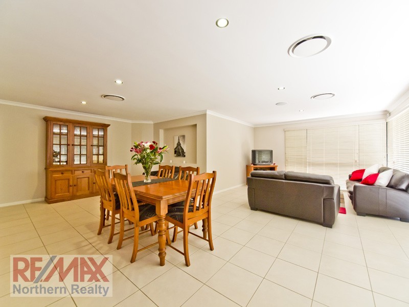 12 Crossing Drive, Eatons Hill QLD 4037