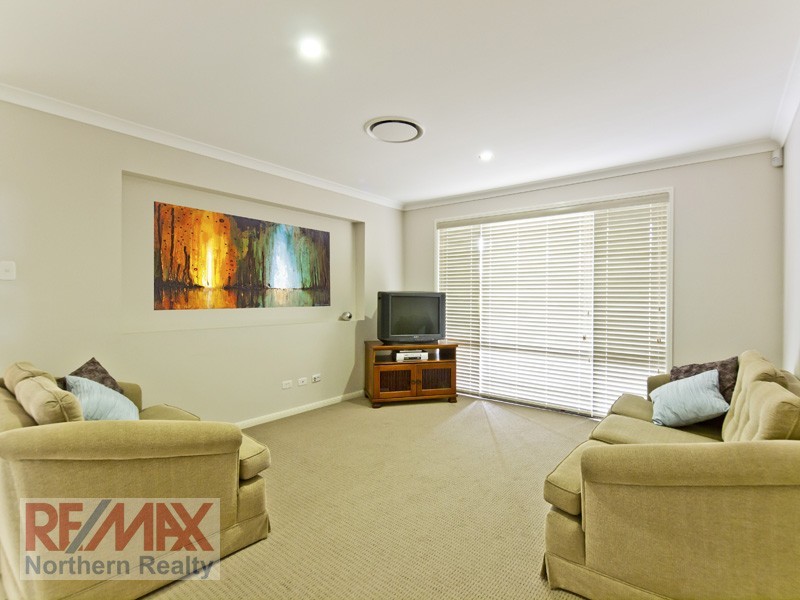 12 Crossing Drive, Eatons Hill QLD 4037