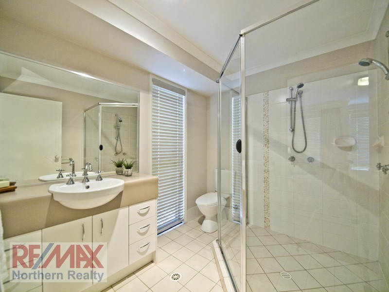 12 Crossing Drive, Eatons Hill QLD 4037