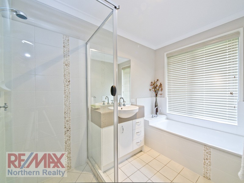 12 Crossing Drive, Eatons Hill QLD 4037