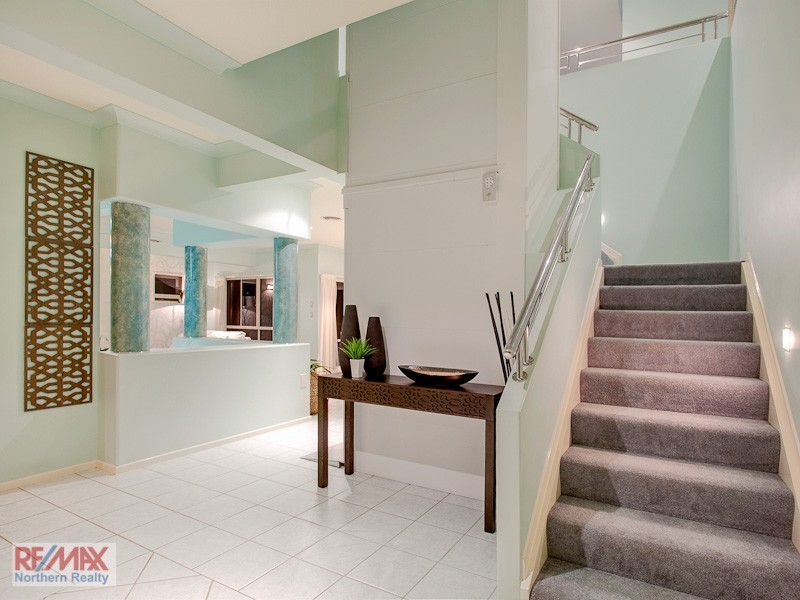 32 AURORA PL, Newport QLD 4020