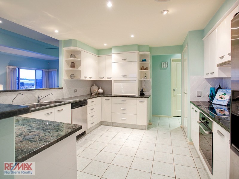 32 AURORA PL, Newport QLD 4020