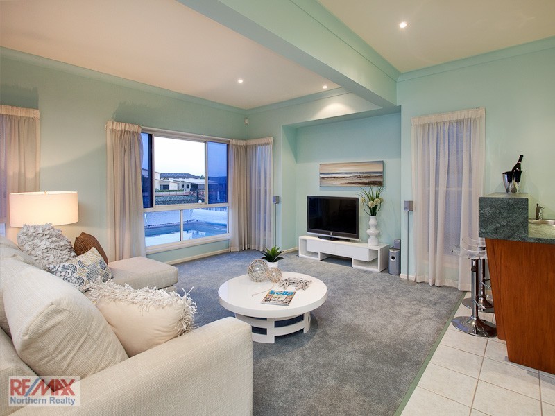 32 AURORA PL, Newport QLD 4020