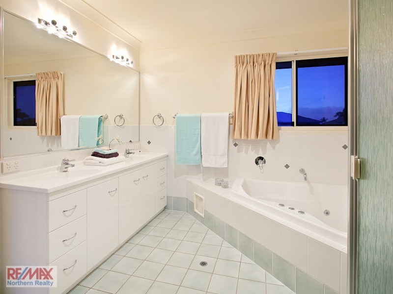 32 AURORA PL, Newport QLD 4020