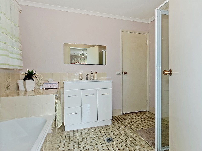 18 Leonarda Drive, Arana Hills QLD 4054