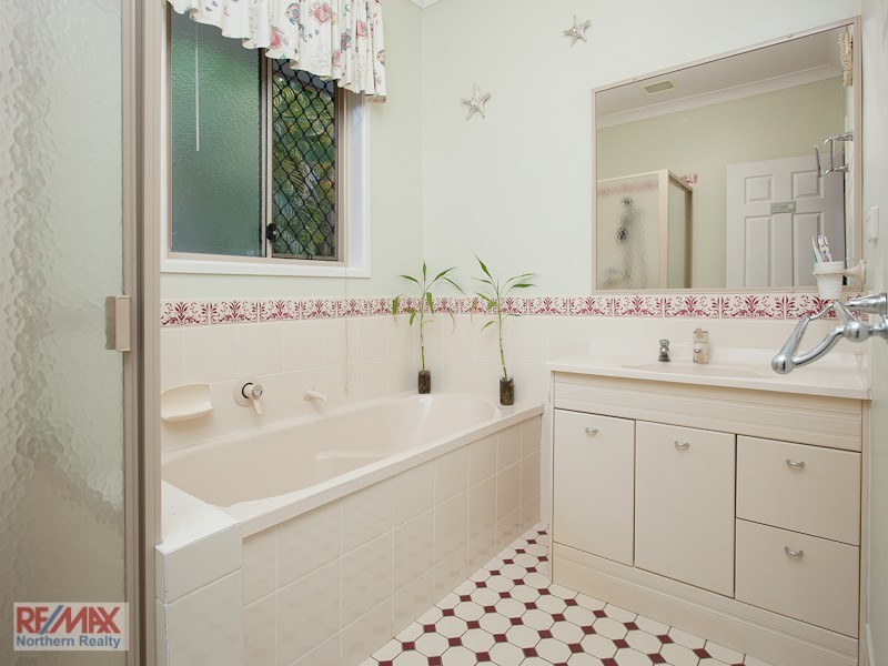 8 Edenderry Court, Eatons Hill QLD 4037