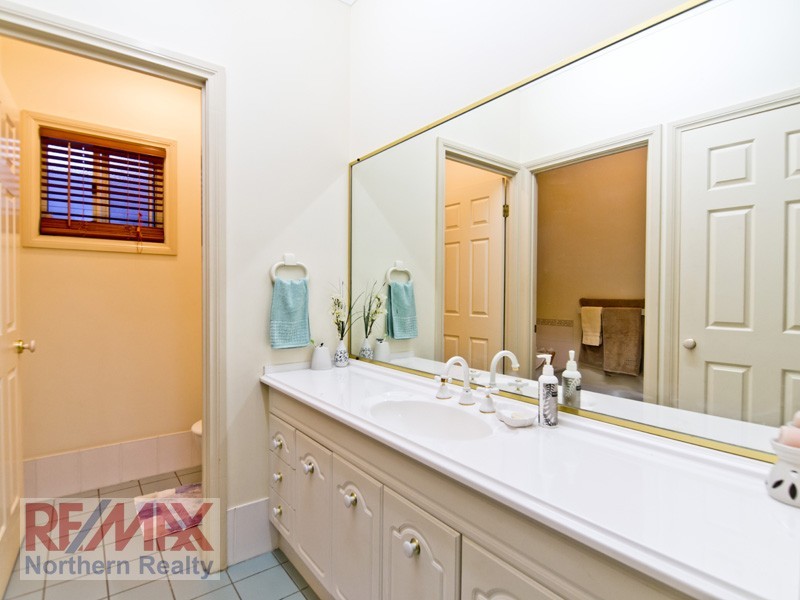 5 Glen Eaton St, Eatons Hill QLD 4037