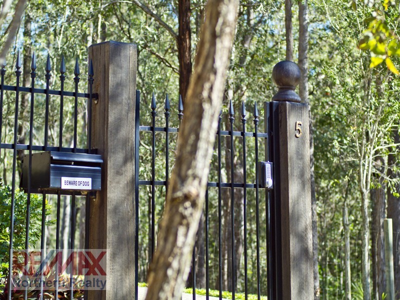 5 Glen Eaton St, Eatons Hill QLD 4037