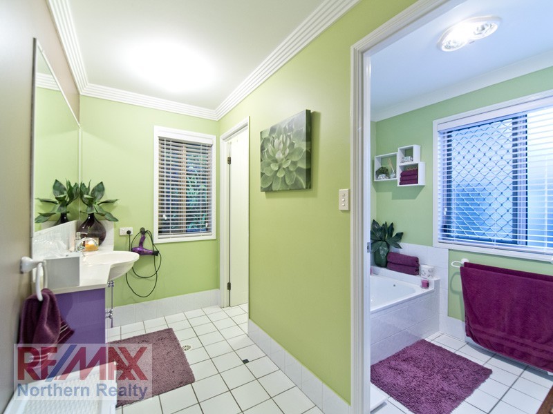 16 Elwood Court, Eatons Hill QLD 4037