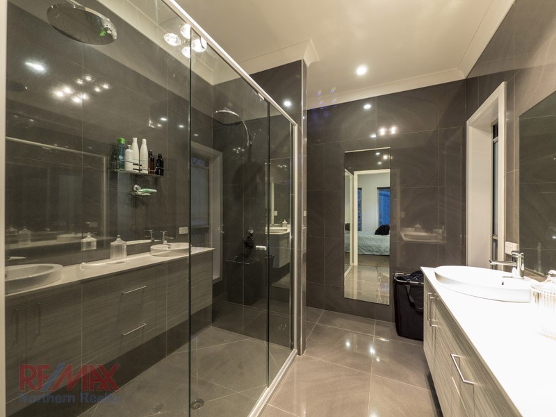 7 Amorosa Ct, Eatons Hill QLD 4037