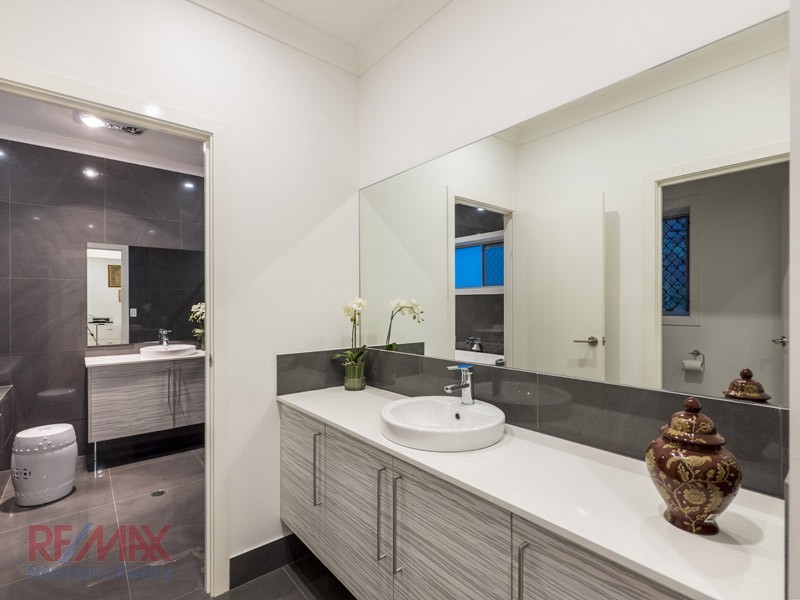 7 Amorosa Ct, Eatons Hill QLD 4037