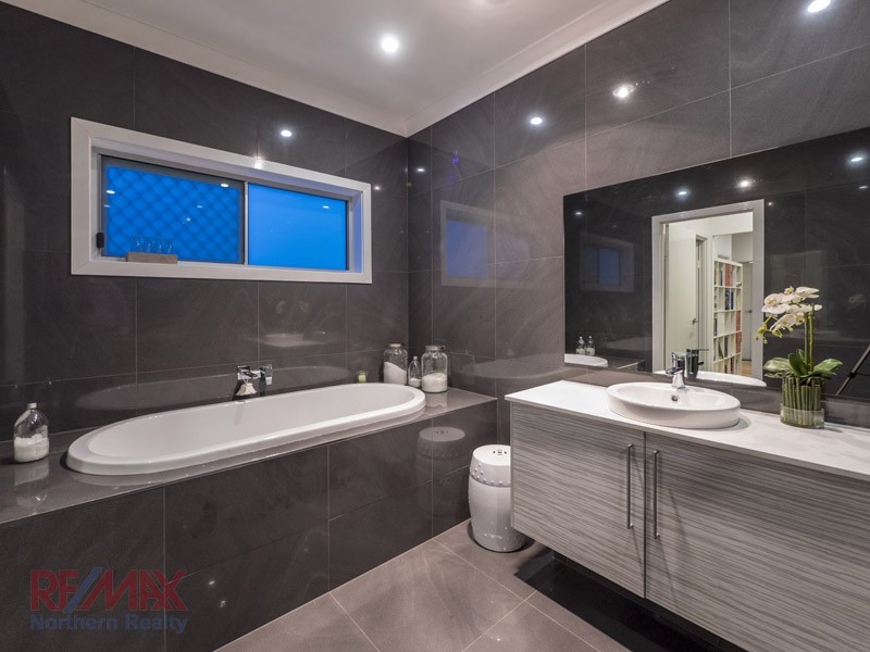 7 Amorosa Ct, Eatons Hill QLD 4037