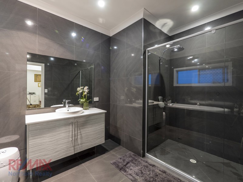 7 Amorosa Ct, Eatons Hill QLD 4037