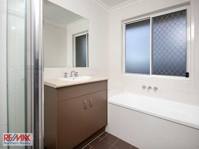 8 Michigan Cct, Warner QLD 4500