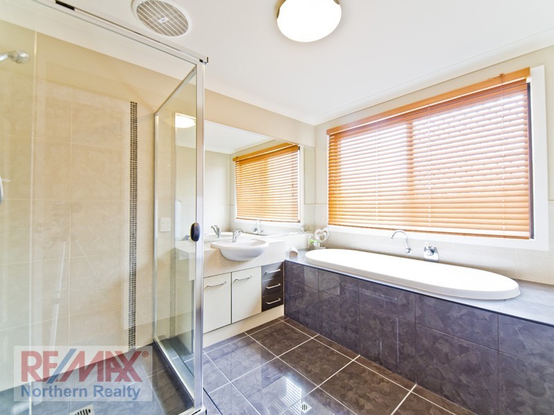 8 Fidelio Court, Eatons Hill QLD 4037