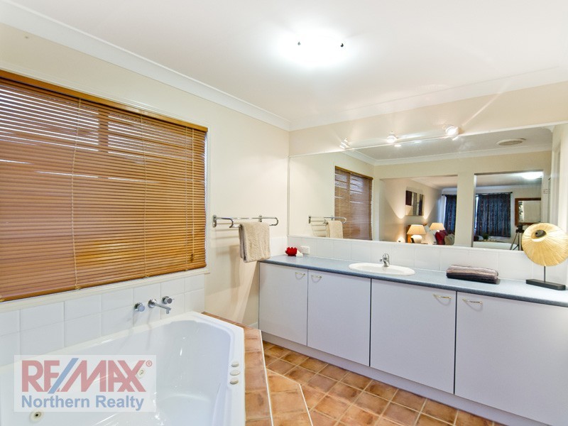 34 Fiddlewood Place, Bridgeman Downs QLD 4035