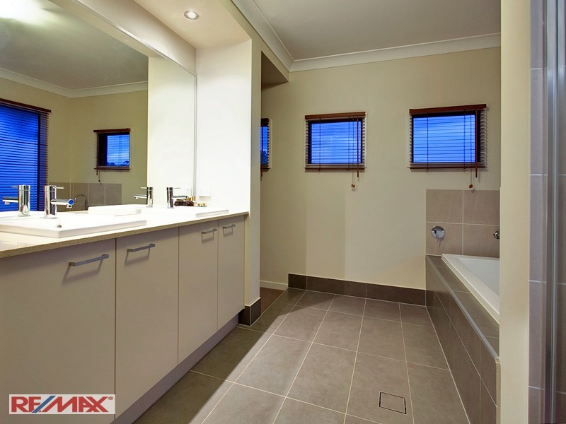15 Rivergum Drive, Eatons Hill QLD 4037