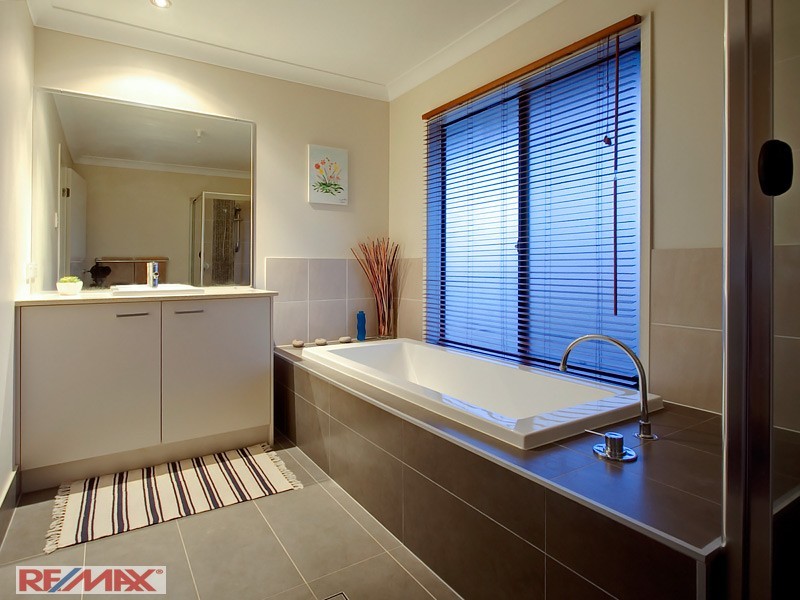 15 Rivergum Drive, Eatons Hill QLD 4037