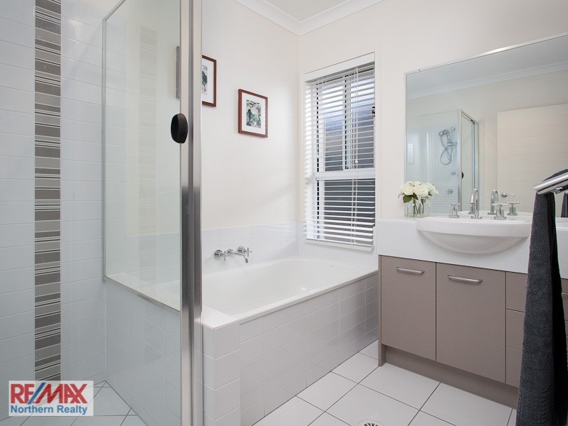 27 Crossing Drive, Eatons Hill QLD 4037