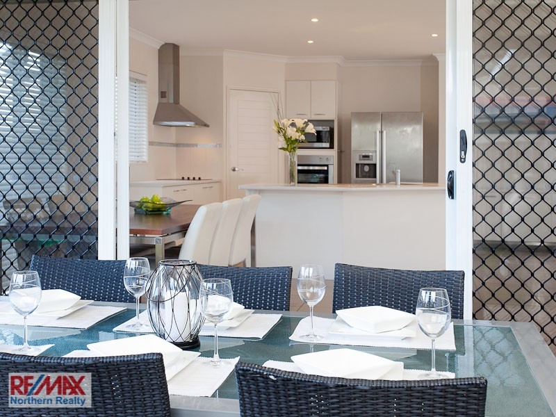 27 Crossing Drive, Eatons Hill QLD 4037