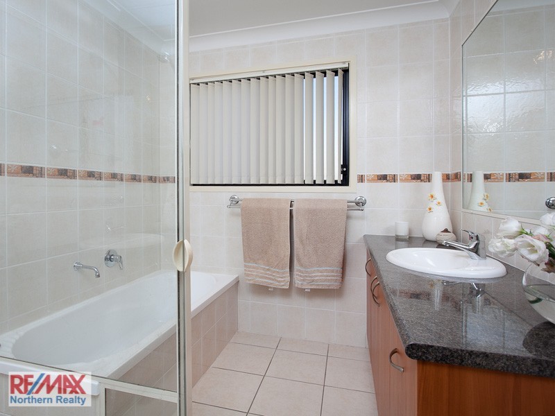 2 Amorosa Court, Eatons Hill QLD 4037