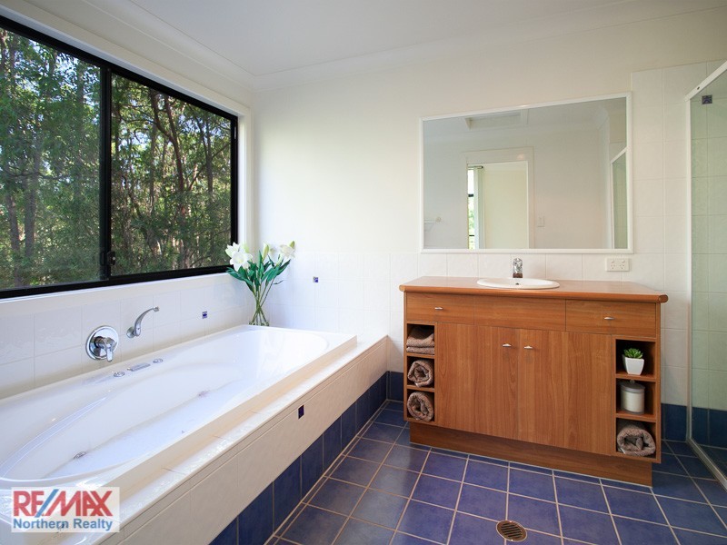 6 Hill Grove Close, Eatons Hill QLD 4037