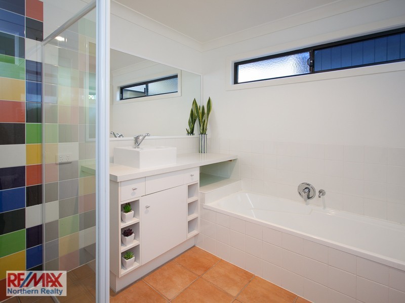 6 Hill Grove Close, Eatons Hill QLD 4037