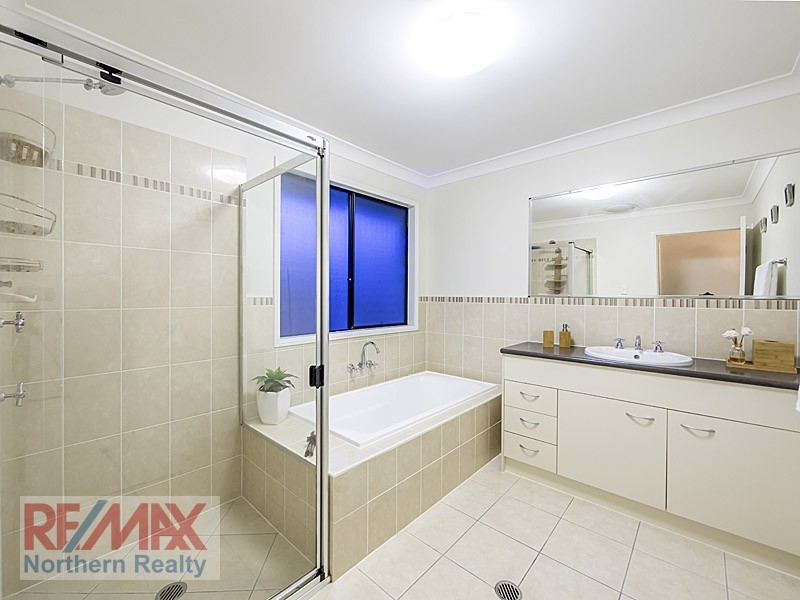 8 Shallows Court, Eatons Hill QLD 4037