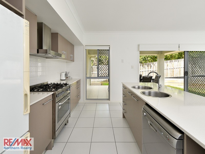 10 Crossing Drive, Eatons Hill QLD 4037