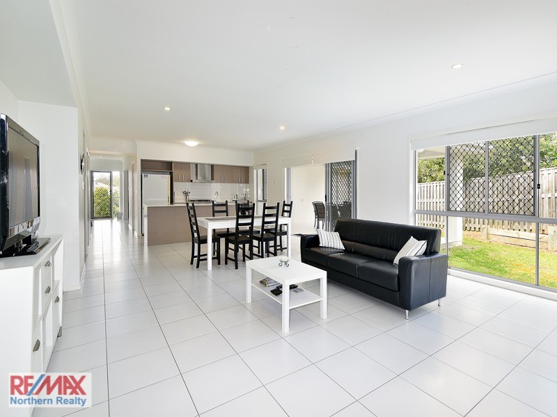 10 Crossing Drive, Eatons Hill QLD 4037