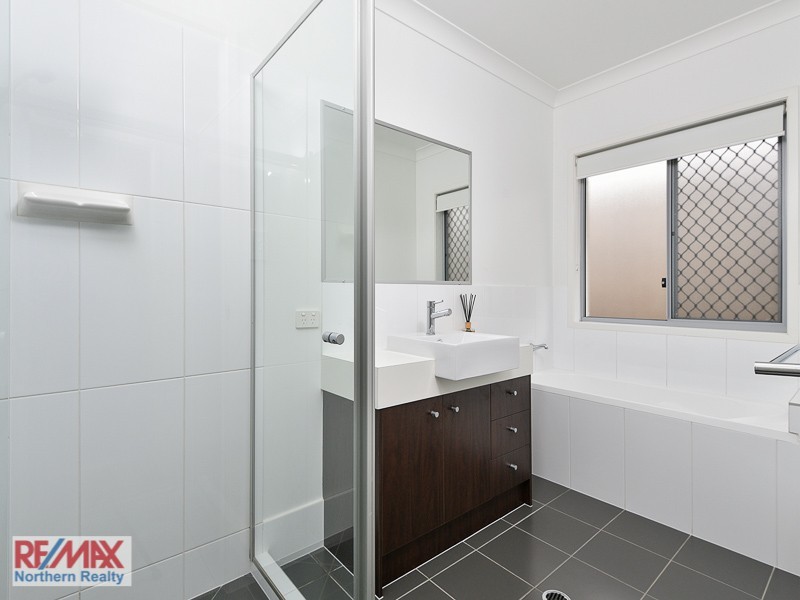 10 Crossing Drive, Eatons Hill QLD 4037
