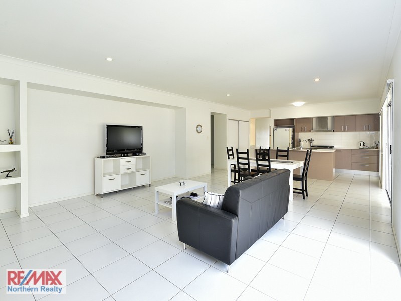 10 Crossing Drive, Eatons Hill QLD 4037